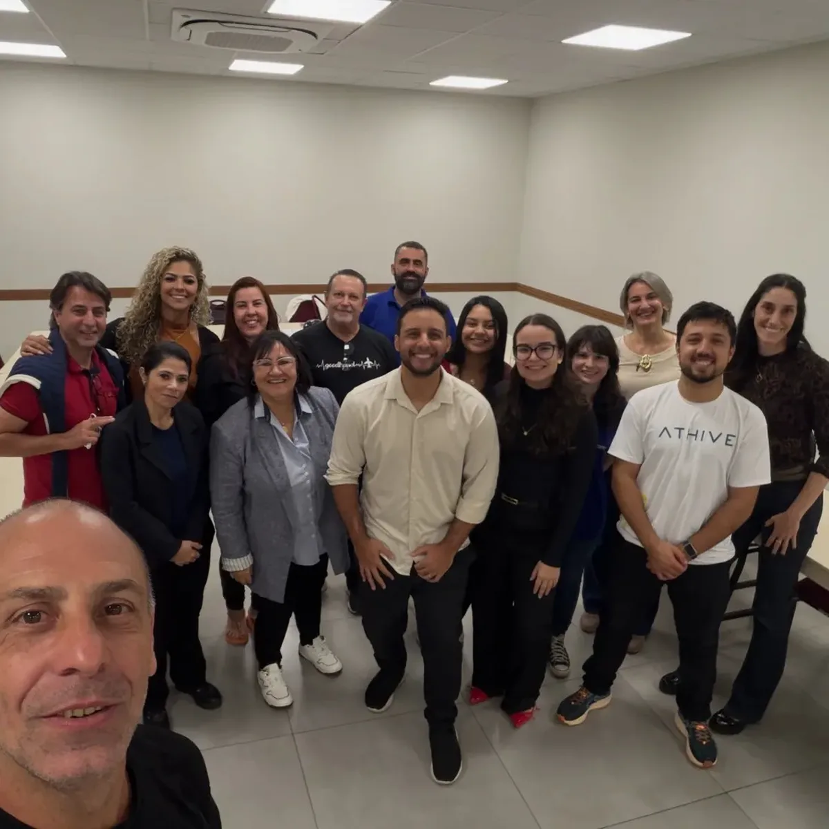 Turma de IA da Alpha Fox em Rio Claro, com cerca de vinte empresários e profissionais reunidos em sala de treinamento